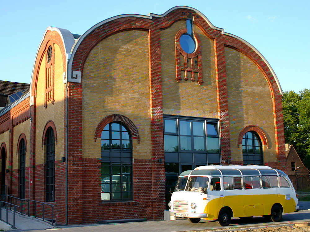 Alter Bus trifft alte Maschinenhalle