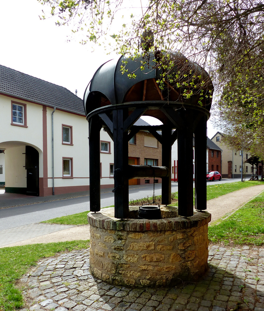 Alter Dorfbrunnen      Wie Dazu Mal