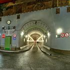 **< Alter Elbtunnel >**