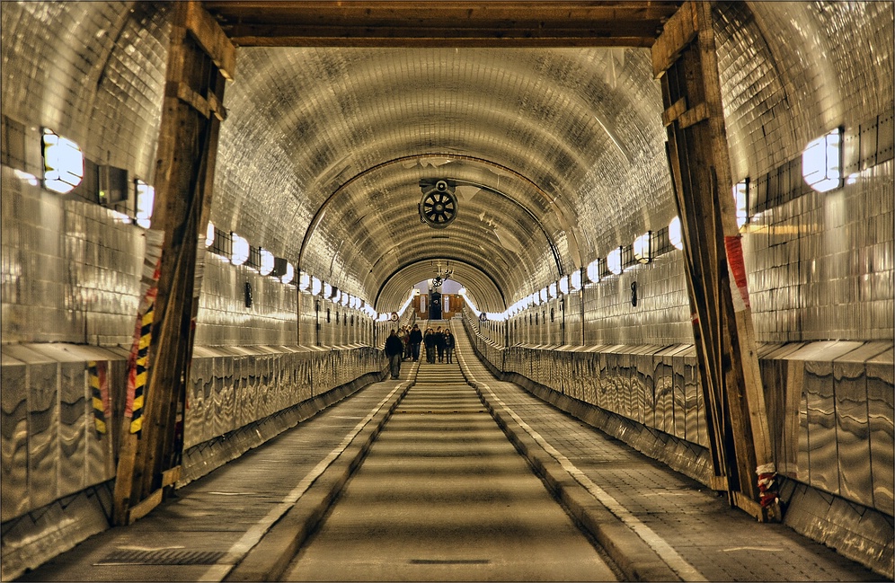 * Alter Elbtunnel *