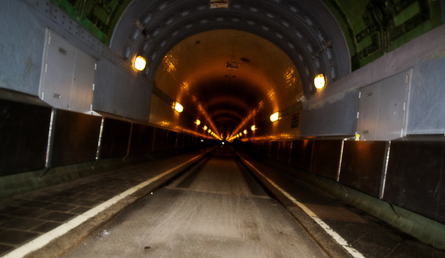 Alter Elbtunnel - Ganz schön schräg...