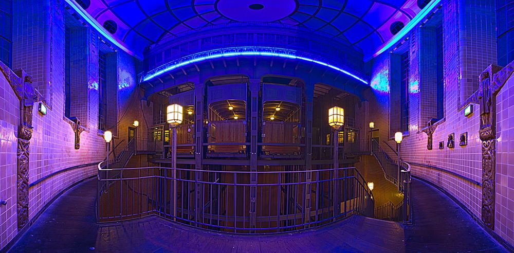 Alter Elbtunnel im blauen Licht (HDR Panorama Blue Port 2010)