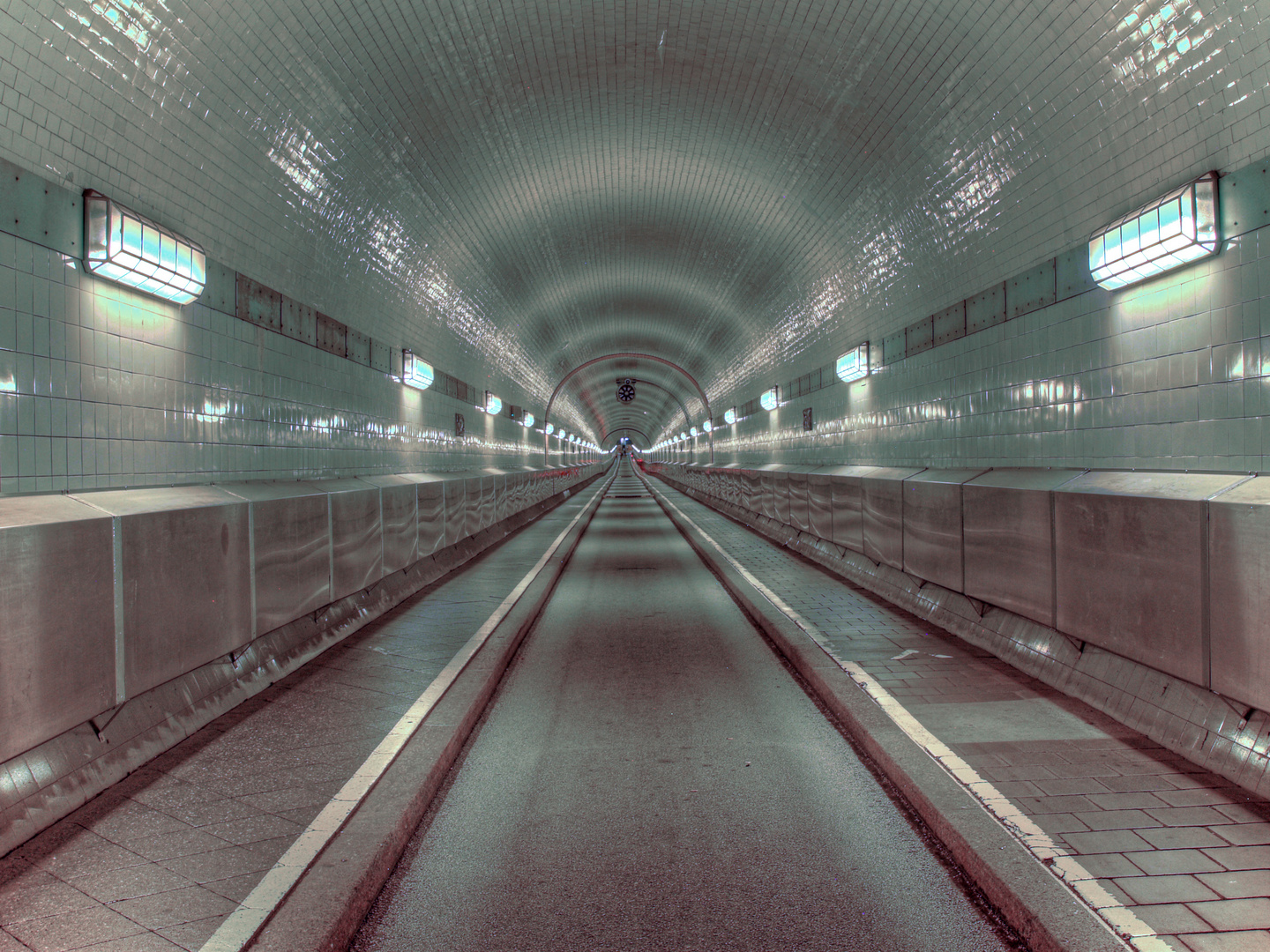 Alter Elbtunnel im kühlen Licht