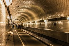 Alter Elbtunnel - Im Tunnel