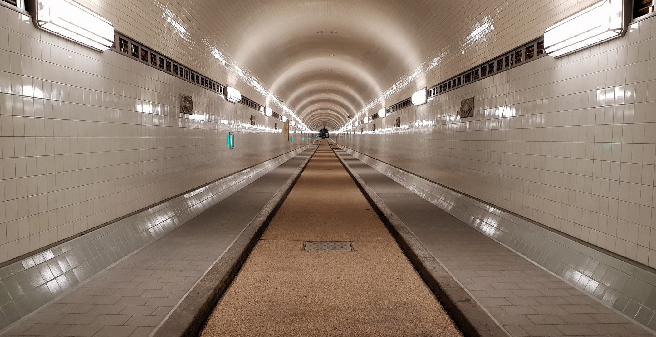 Alter Elbtunnel renovierte Oströhre 20181115_152339_2