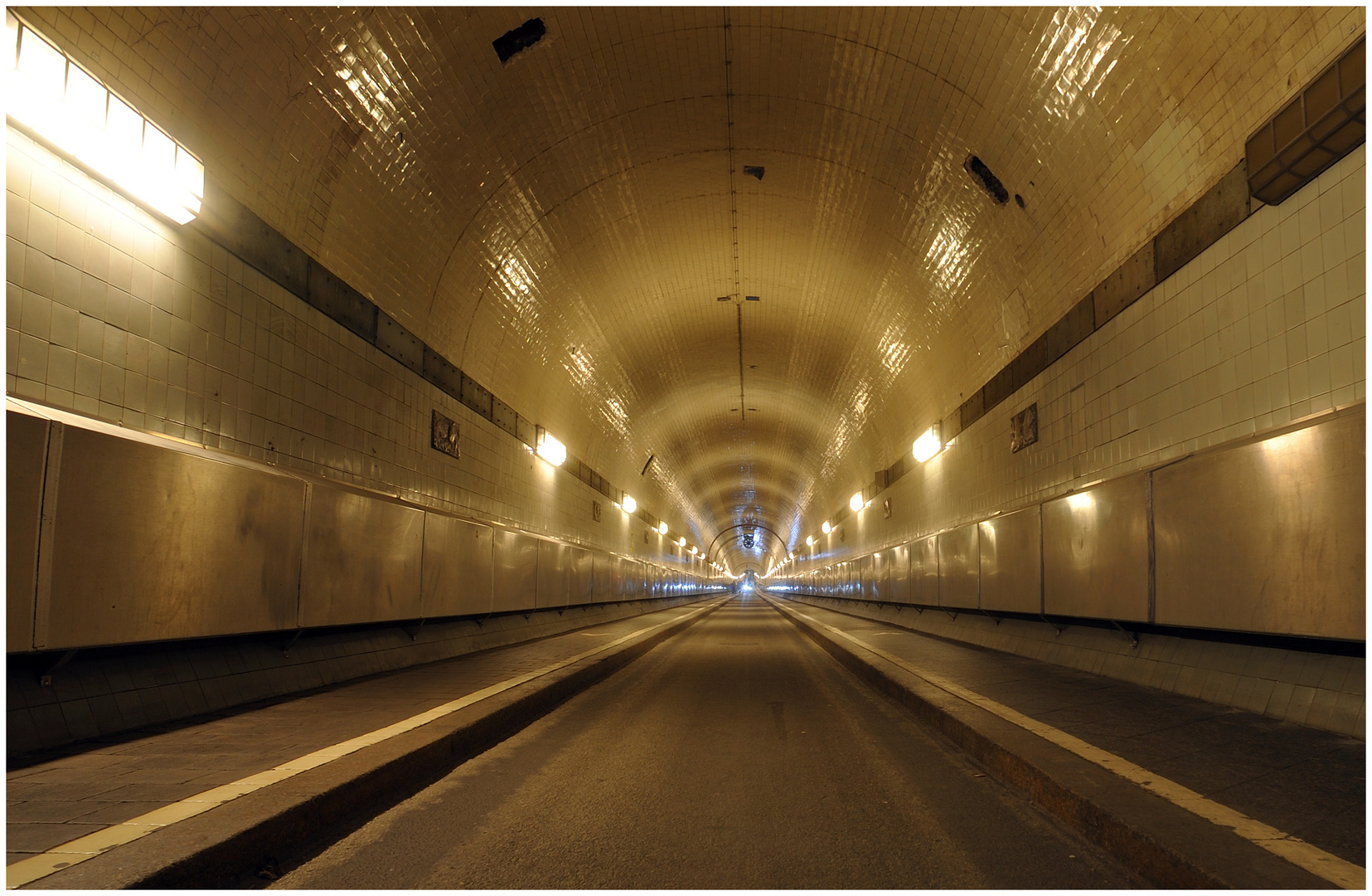 Alter Elbtunnel/Licht defekt