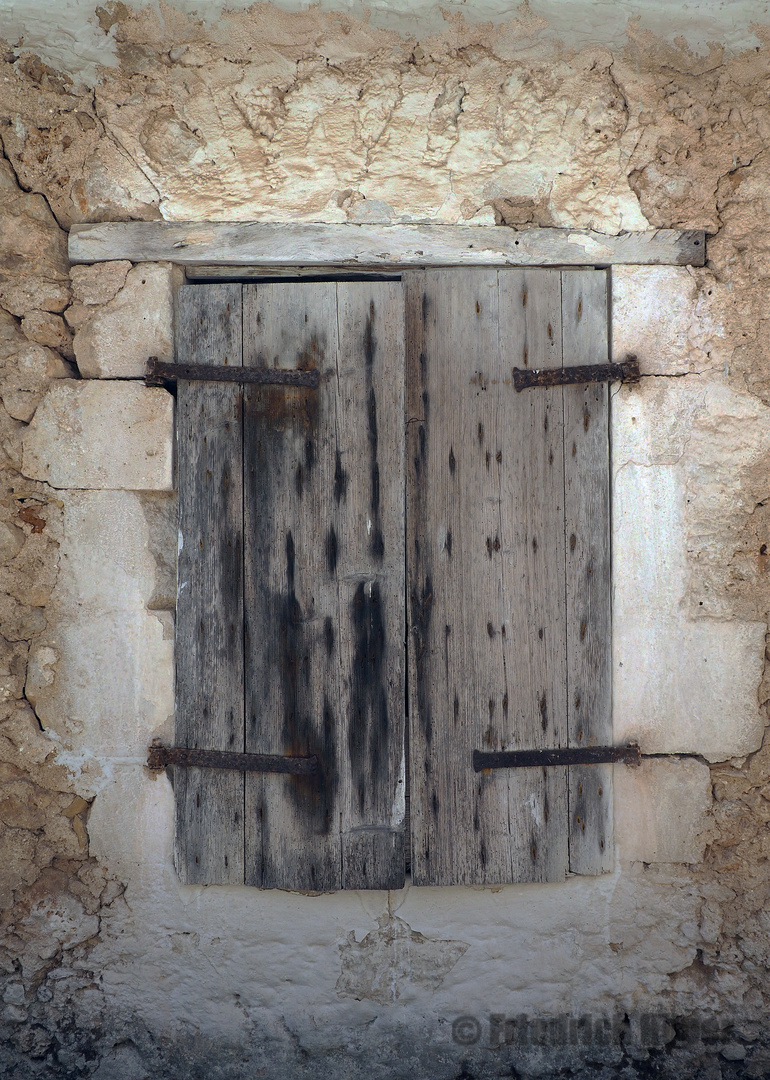 Alter Fensterladen in Aghios Nikitas