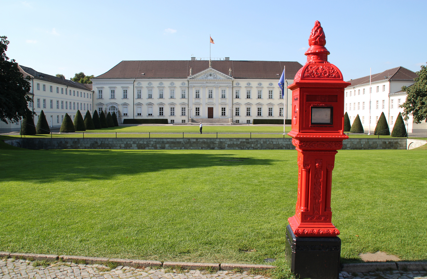 Alter Feuermelder vor dem Amtssitz des BP