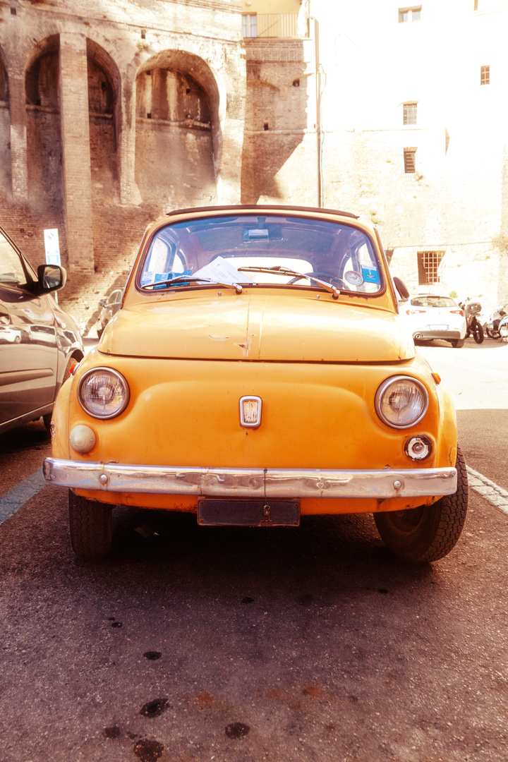 Alter Fiat 500 in der Altstadt von Perugia