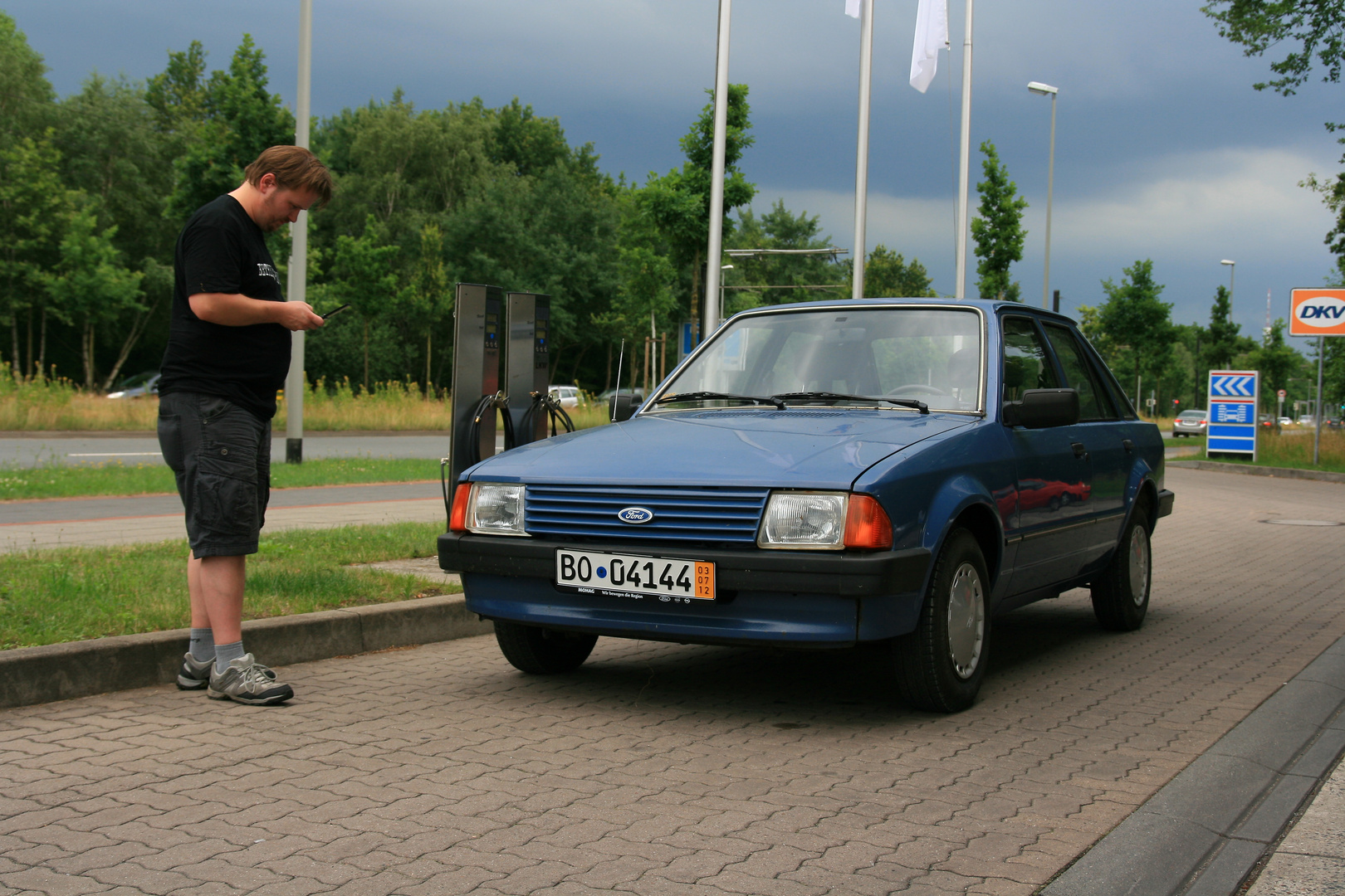 Alter Ford Escort, dunkelblau....