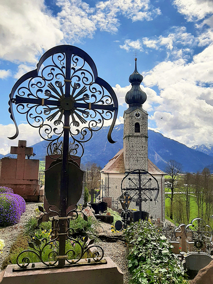 Alter Friedhof mit der Sank Georg-Kirche in Ruhpolding