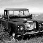 Alter Geländewagen an der schottischen Nordküste in SW.