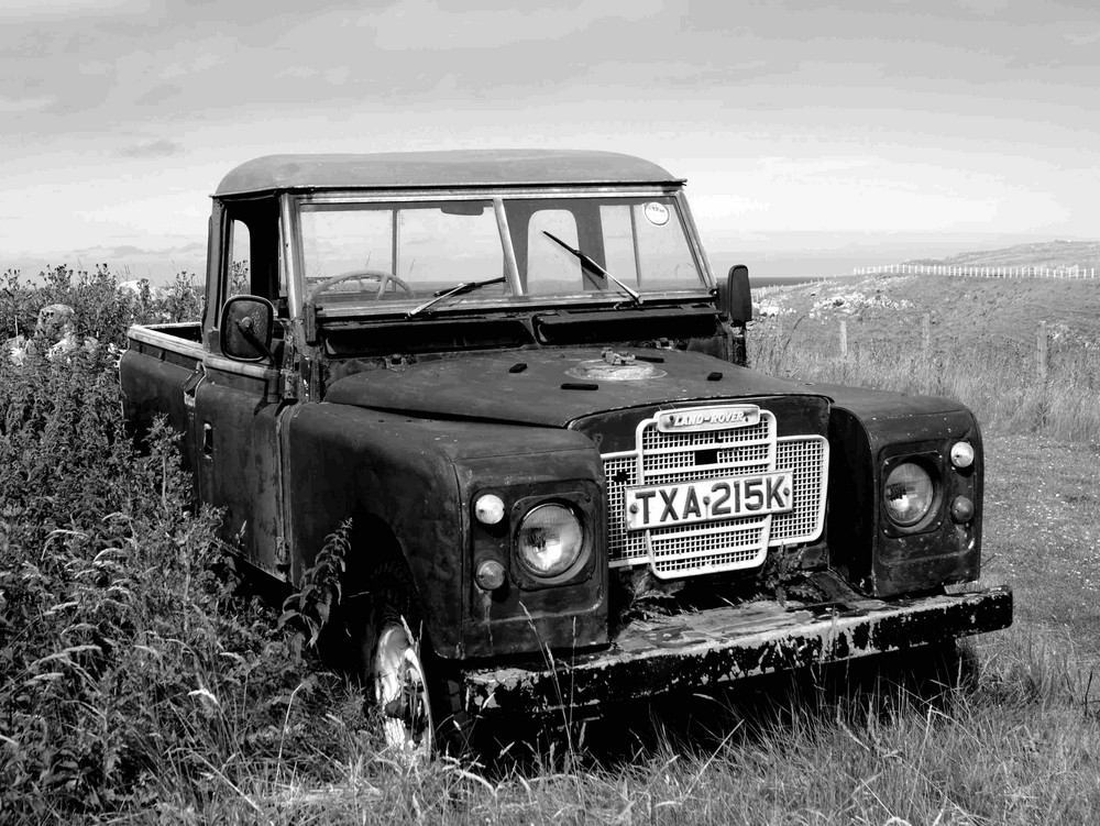 Alter Geländewagen an der schottischen Nordküste in SW.