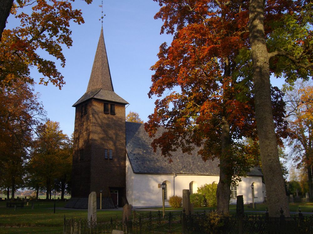 Alter Glockenturm mit Holzschindeln