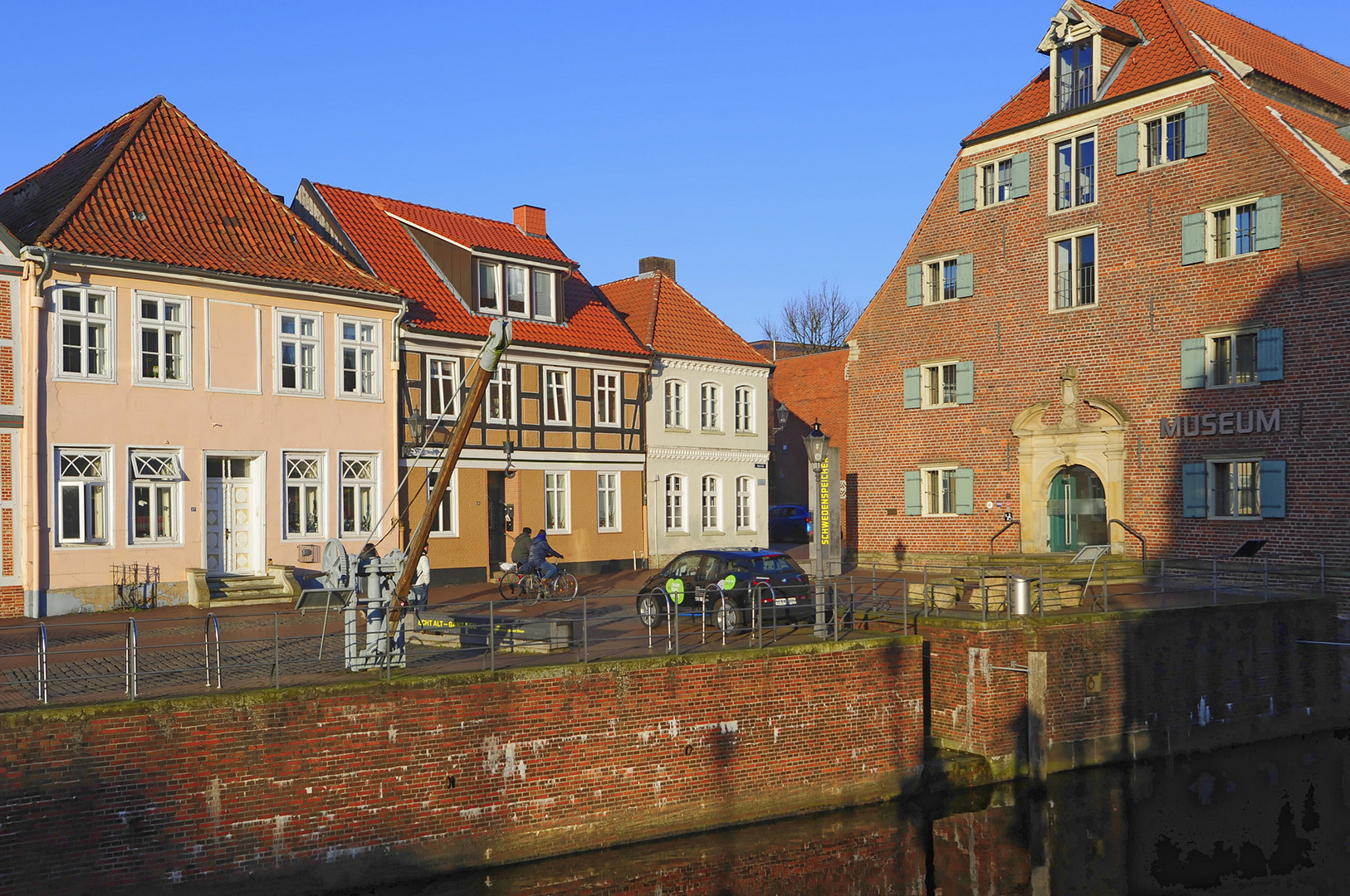 Alter Hafen der Hansestadt Stade in der Abendsonne