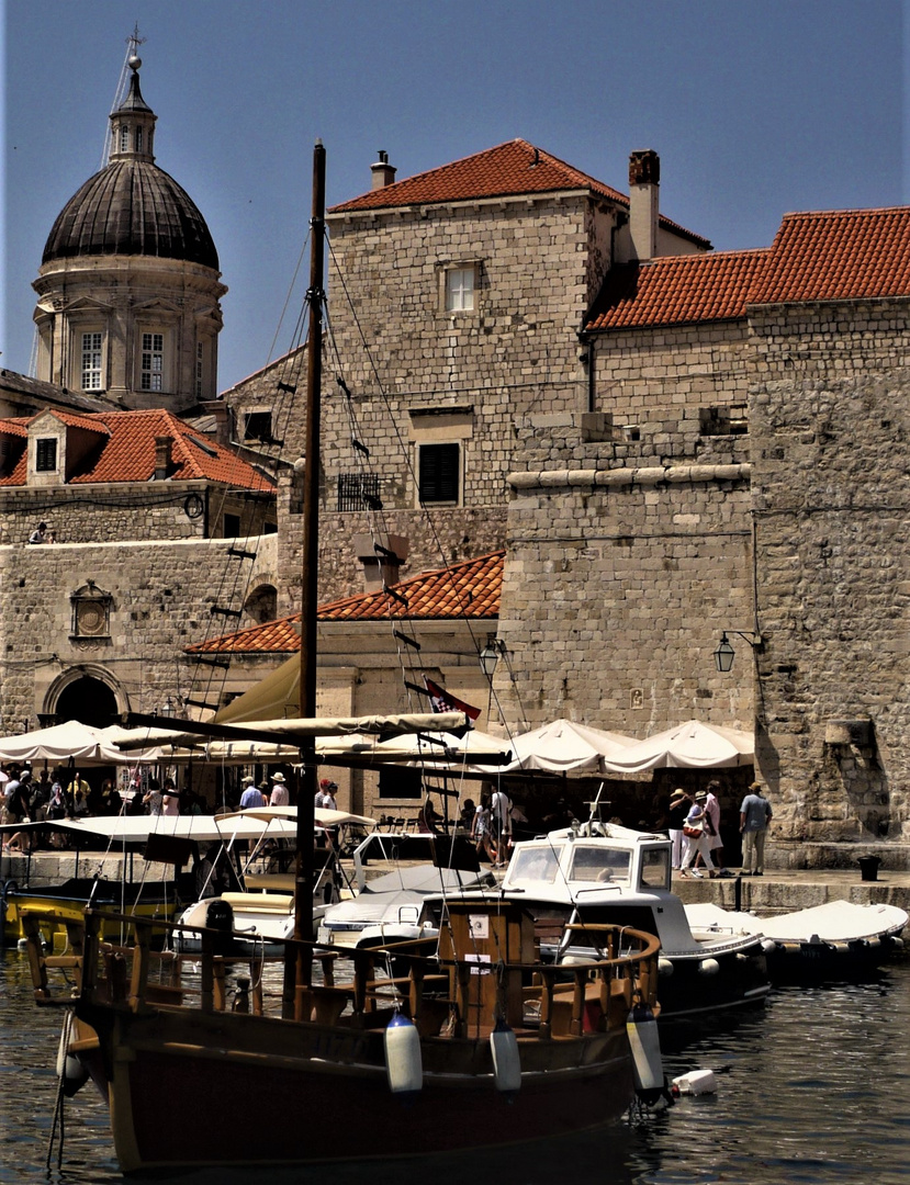 Alter Hafen in Dubrovnik mit Turm der Kathedrale