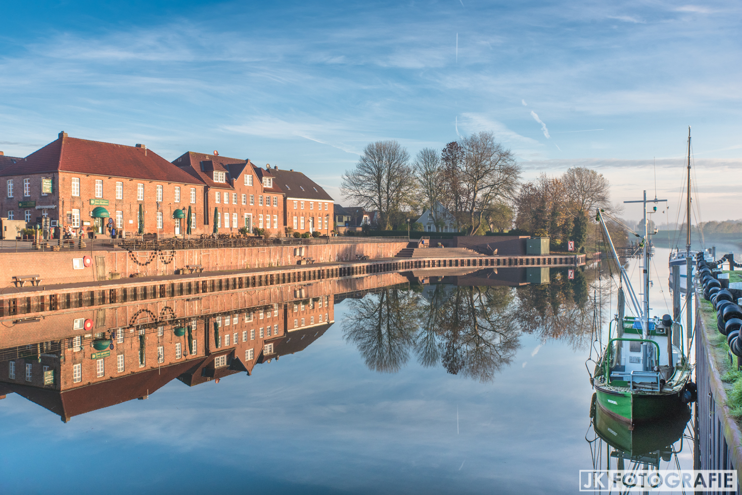 Alter Hafen in Hooksiel am Morgen