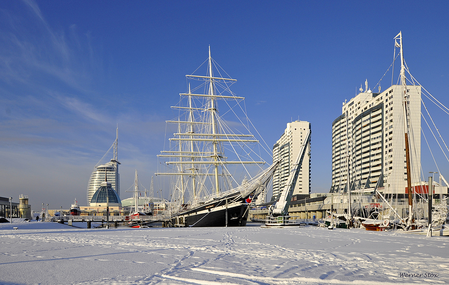 Alter Hafen in weiß mit blauer Haube