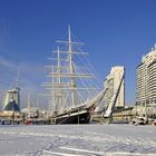 Alter Hafen in weiß mit blauer Haube