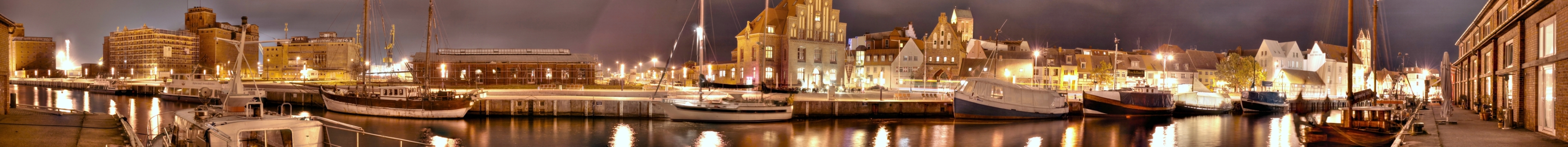 Alter Hafen in Wismar bei Nacht