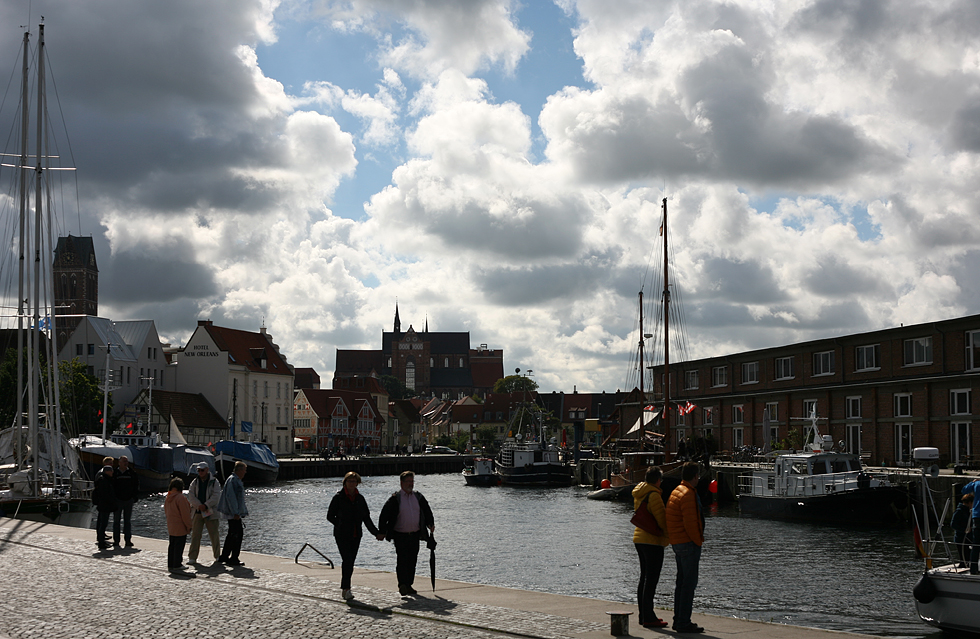 alter hafen in wismar mit dekowolken