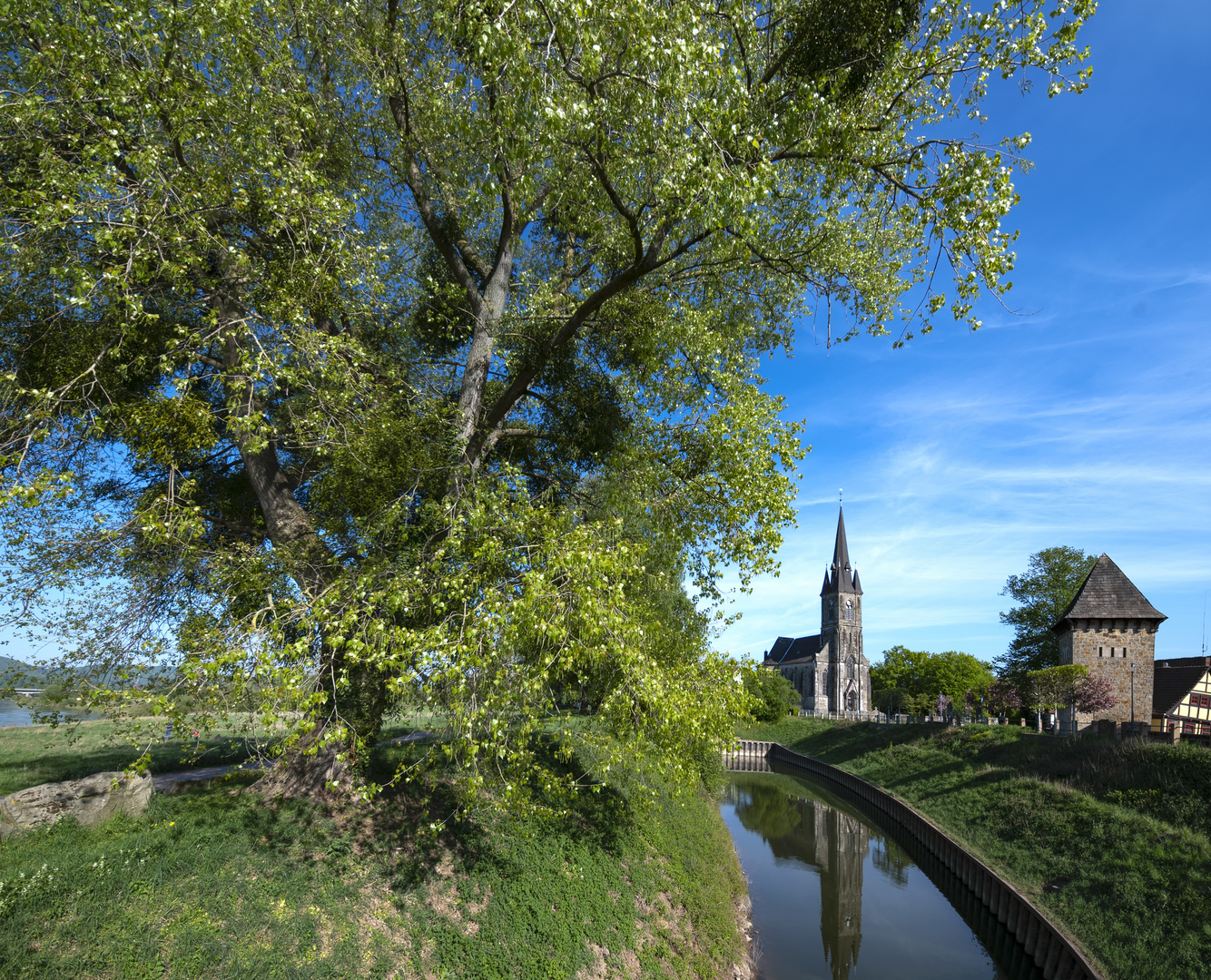 Alter Hafen mit Katholische Kirche St. Sturmius in Rinteln