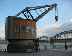 Alter Hafenkran am Kölner Rheinufer