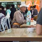 Alter Herr beim Besuch im Schnellrestaurant in Ulan Bator