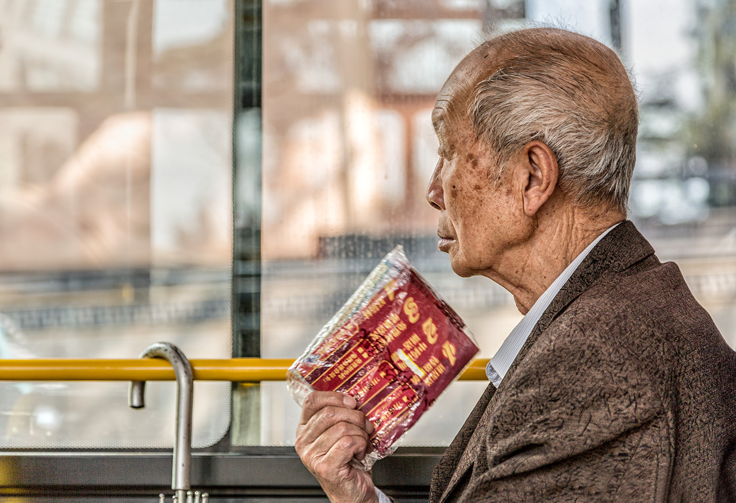 Alter Herr im Bus in Kunming