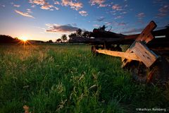 Alter Holzhänger zum Sonnenuntergang