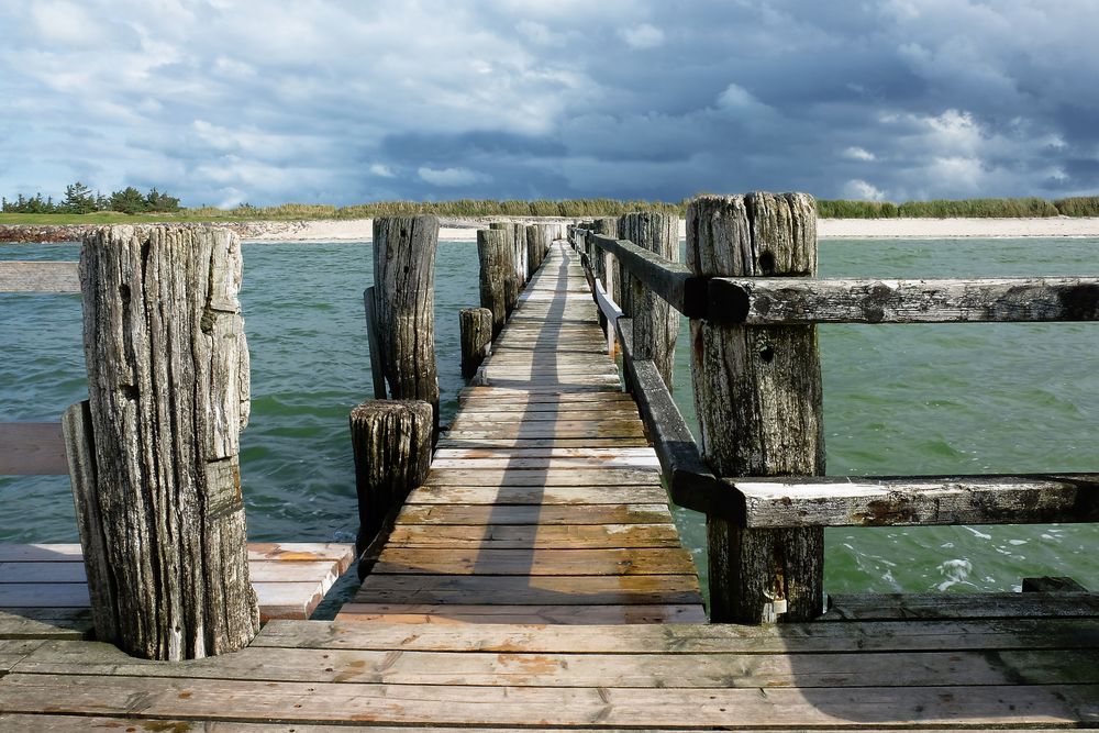 Alter Holzsteg im Meer.