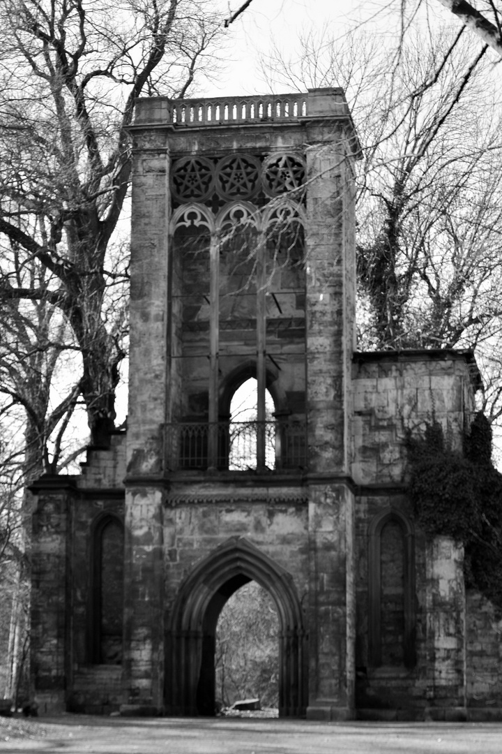 Alter Kircheneingang im Stadtpark Weimar