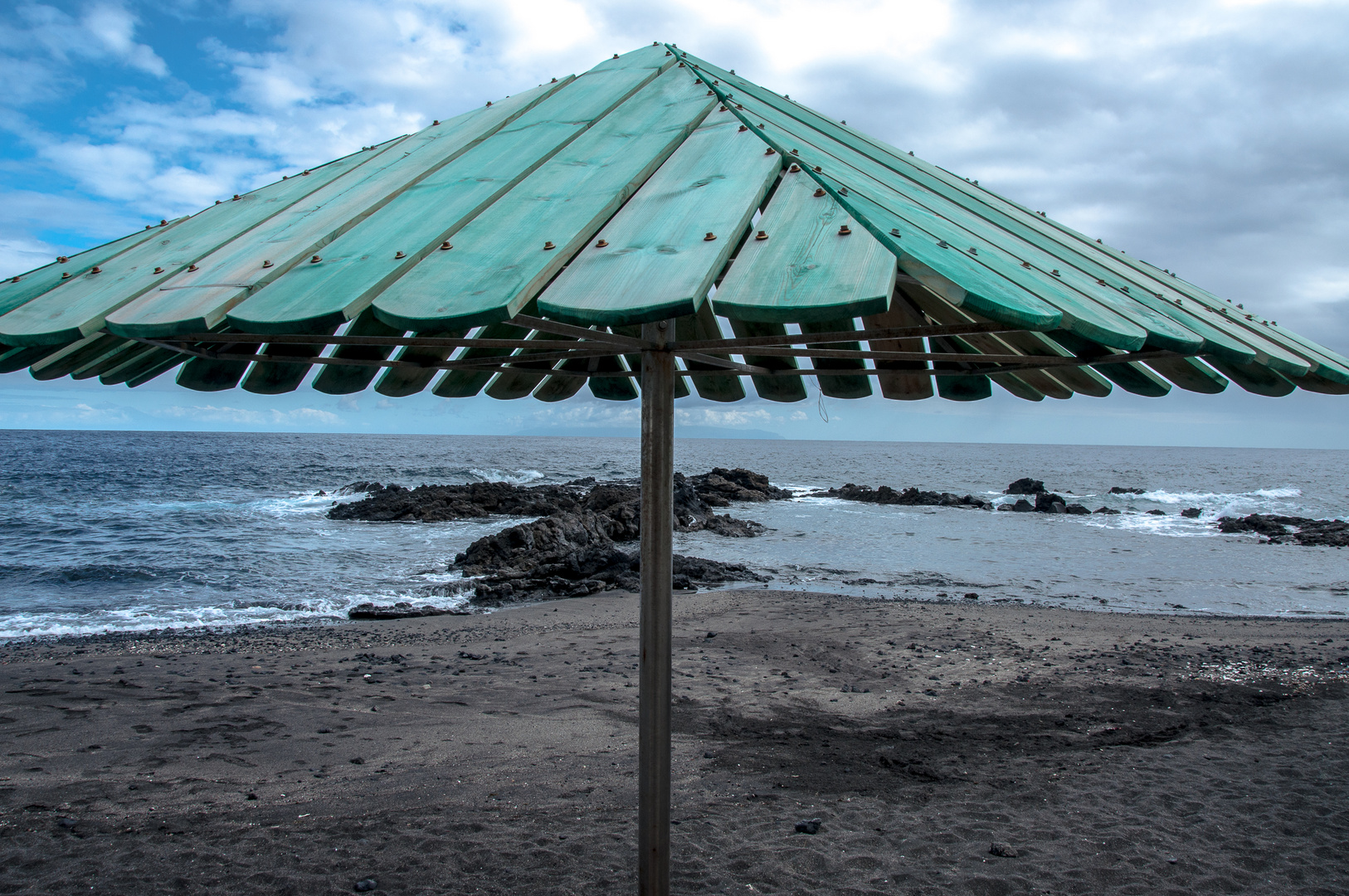 alter kleiner schwarzer Strand