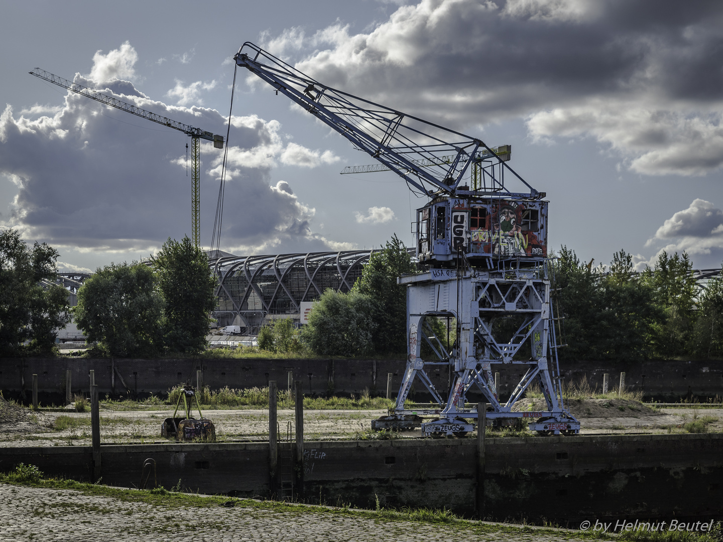 Alter Kran am Billhafen - trifft jungen Kollegen