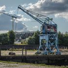 Alter Kran am Billhafen - trifft jungen Kollegen