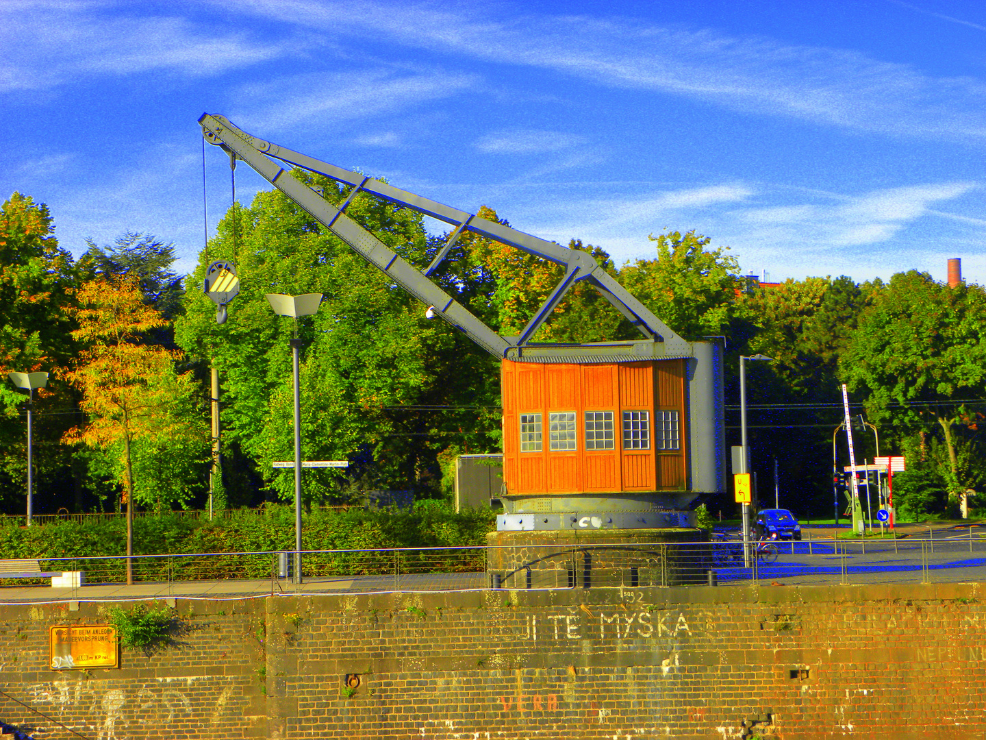 alter Kran am Rhein