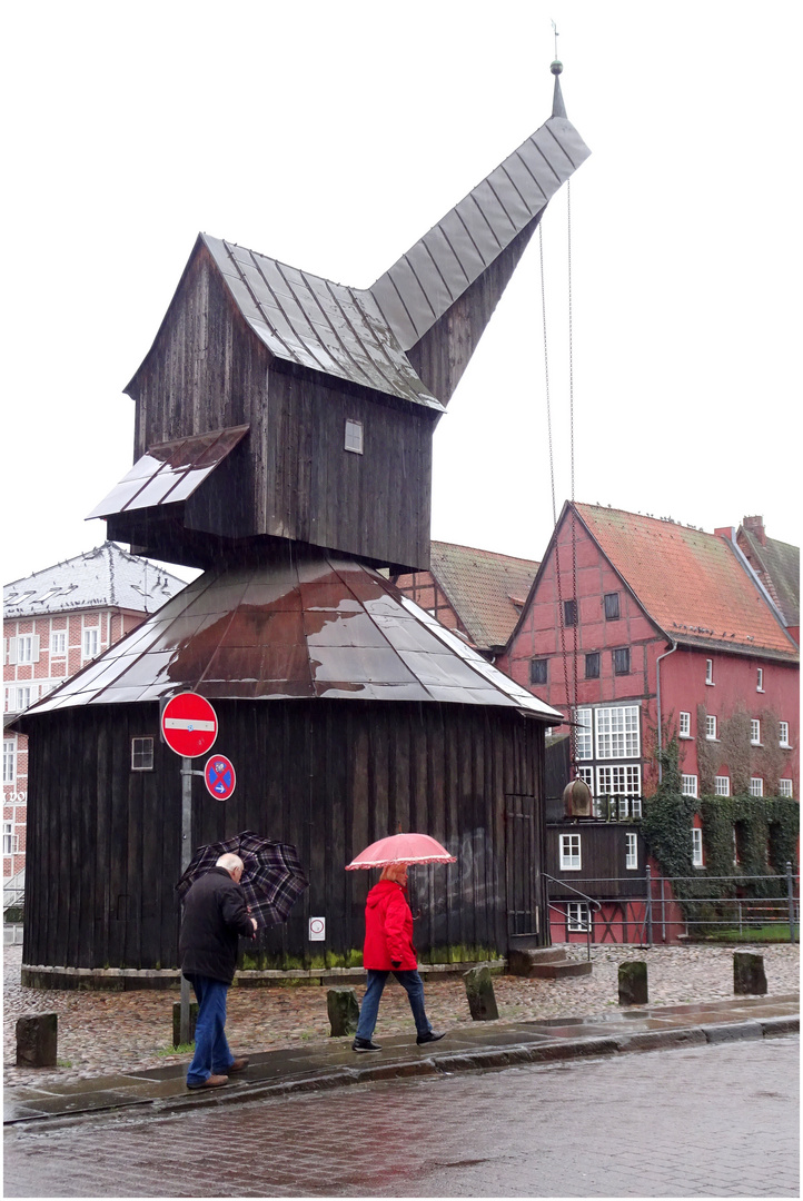 Alter Kran im Regen