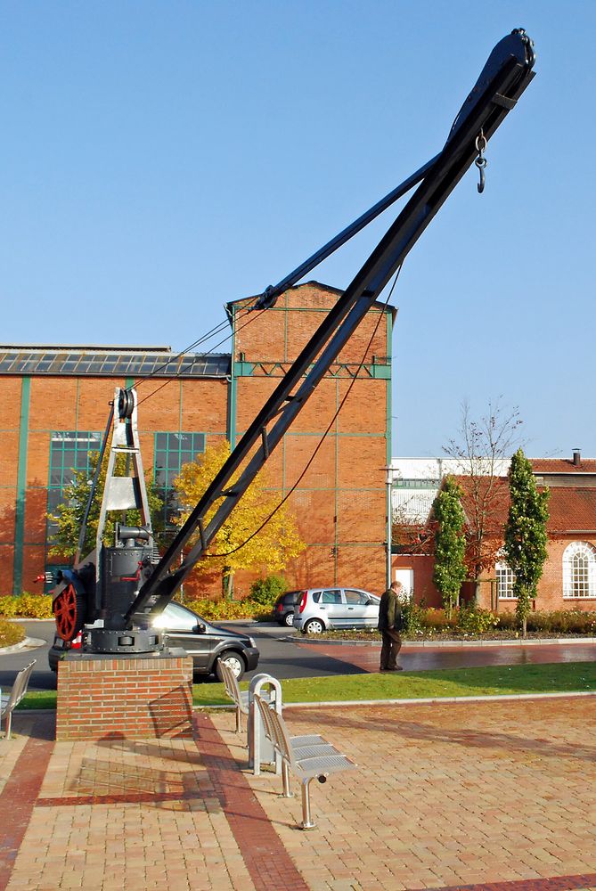 Alter Kran von 1883 aus der Meyer-Werft als Denkmal in Papenburg