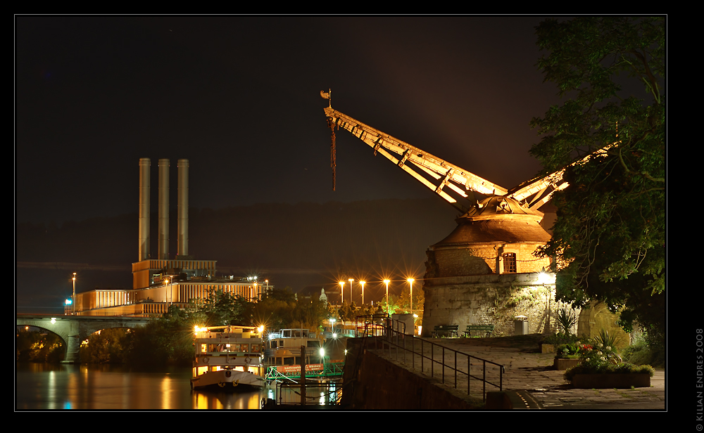 Alter Kranen bei Nacht