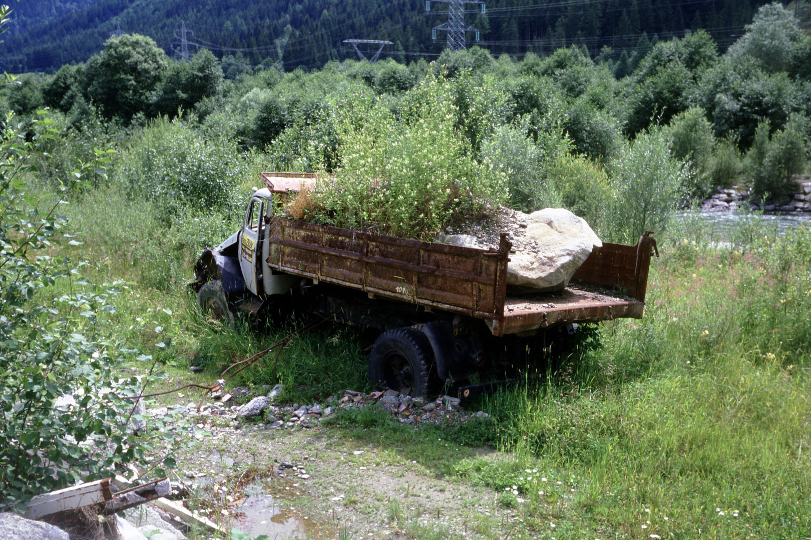 Alter Lastwagen an verlassener Kiesgrube am Altrhein bei Speyer