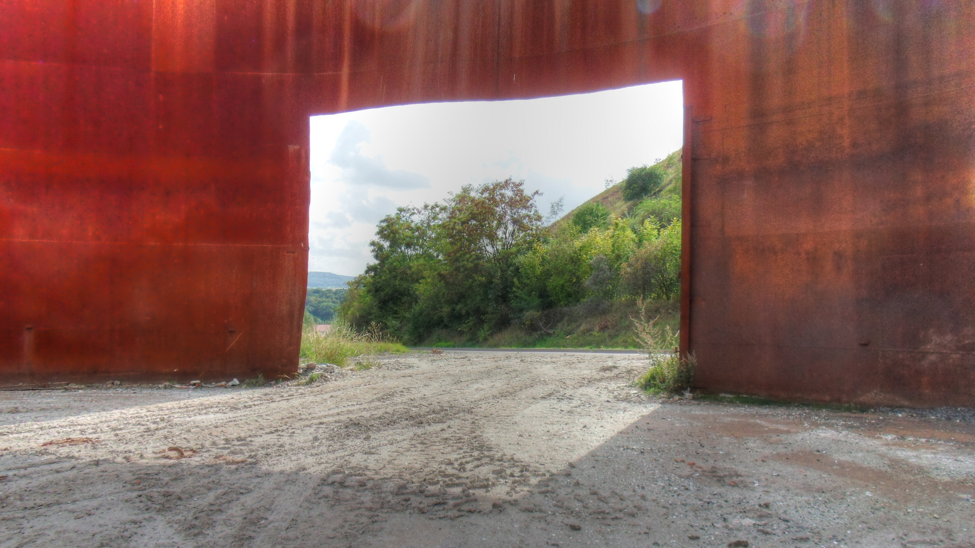 alter Laugentank - Einschnitt mit Blick ins Freihe - HDR