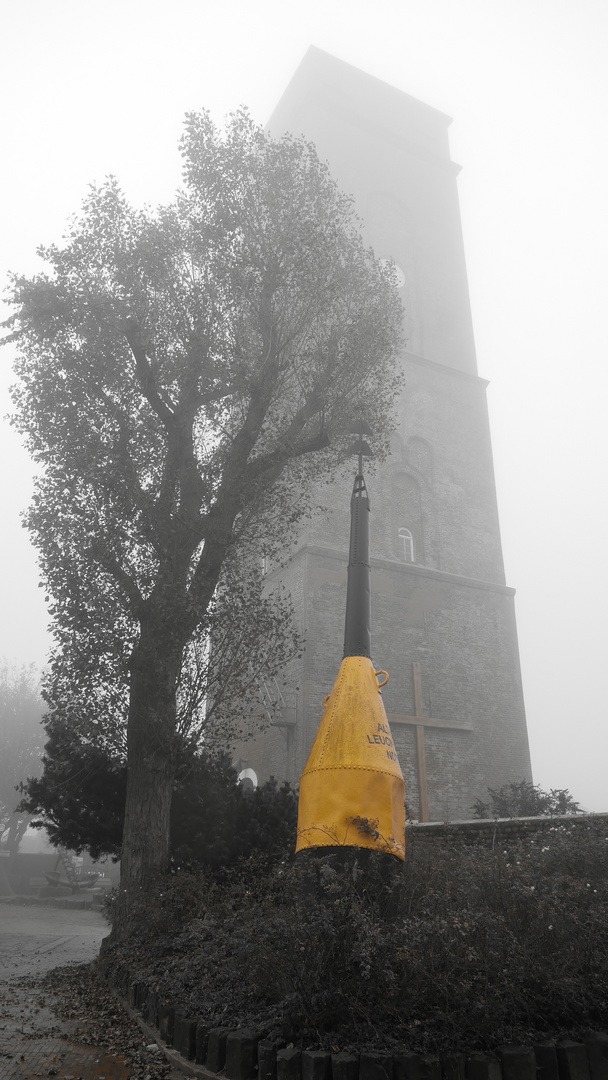 Alter Leuchtturm im Nebel