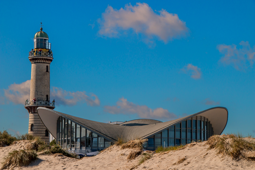 Alter Leuchtturm, neuer Teepott in Warnemünde