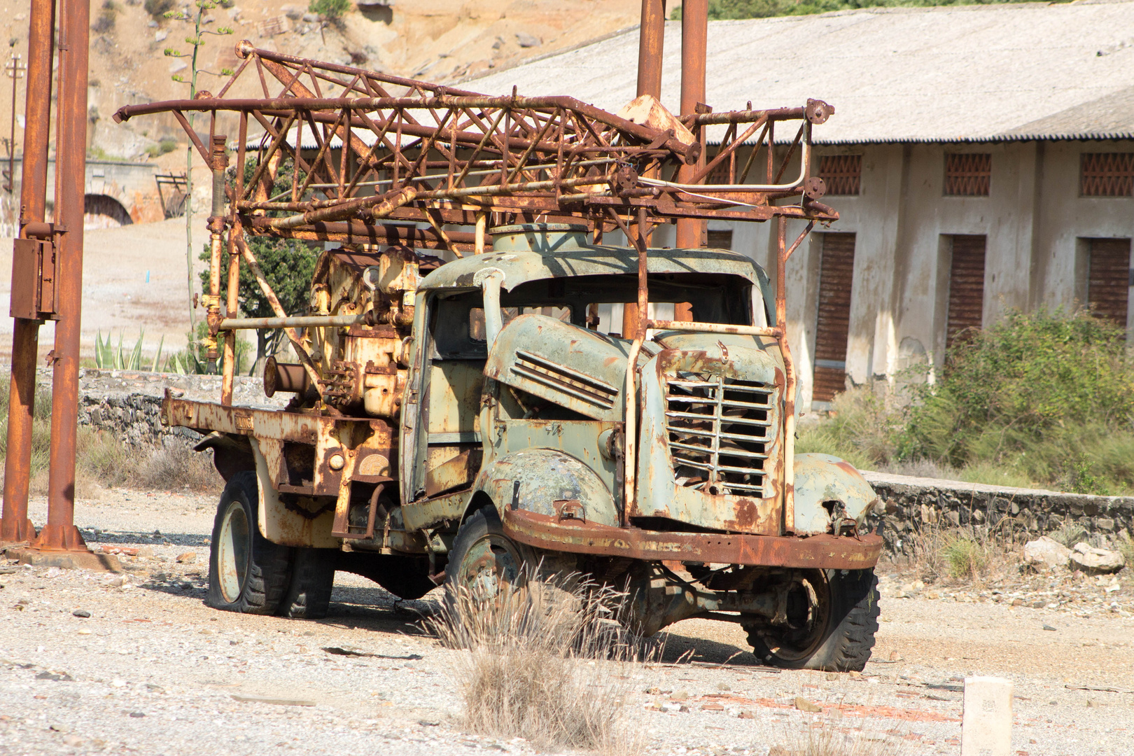 Alter LKW im stillgelegten Bergwerk