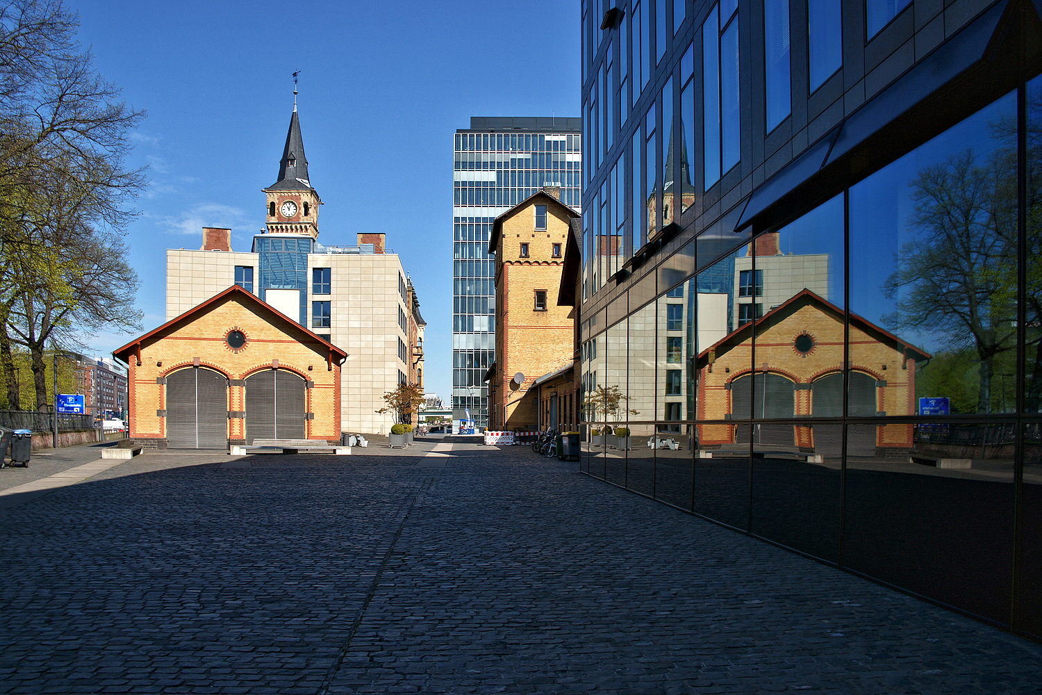 Alter Lokschuppen im Kölner Rheinauhafen