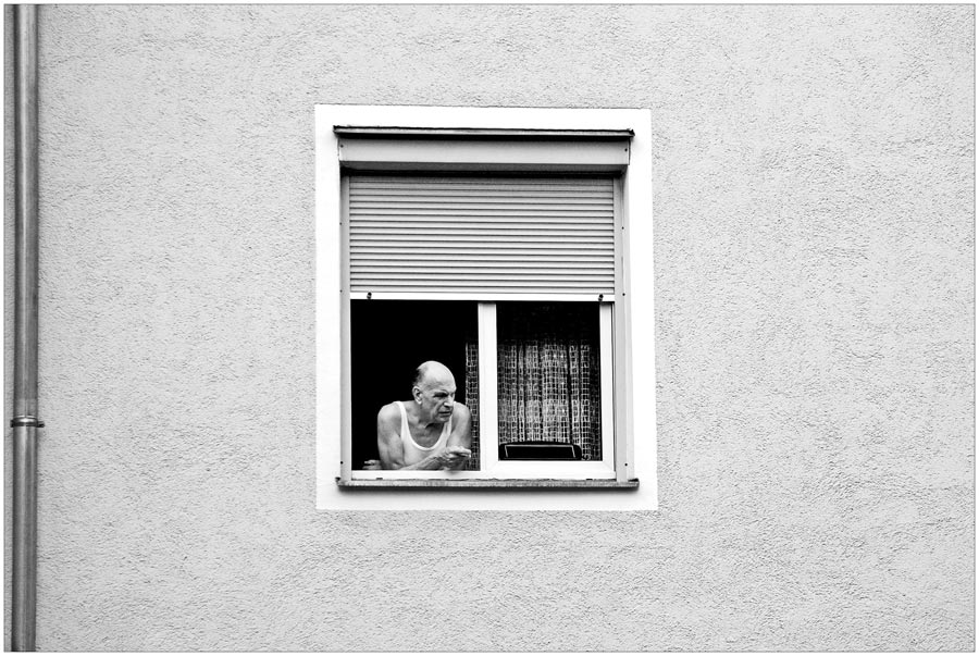 Alter Mann am Fenster Bild & Foto von Tobias Kammerer