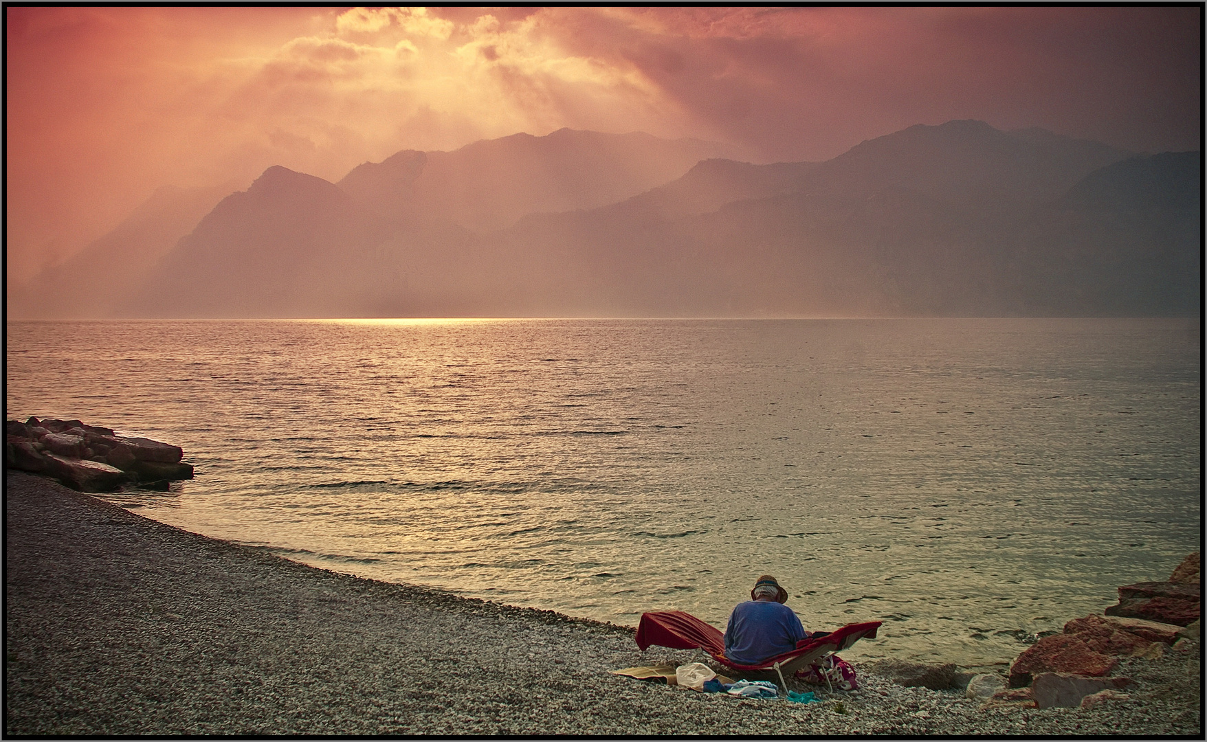 Alter Mann am Meer Foto & Bild landschaft, meer & strand, natur Bilder auf