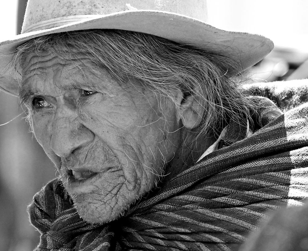 Alter Mann auf dem Markt in Otavalo - Ecuador