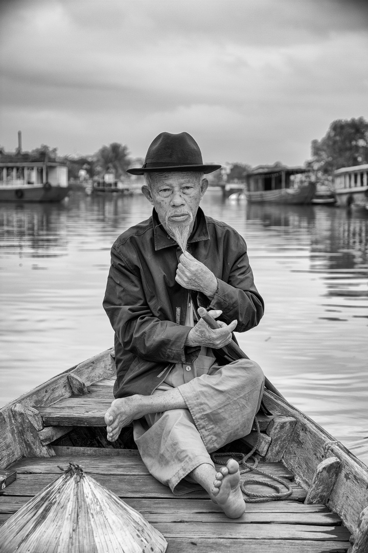 Alter Mann auf dem Thu Bon River