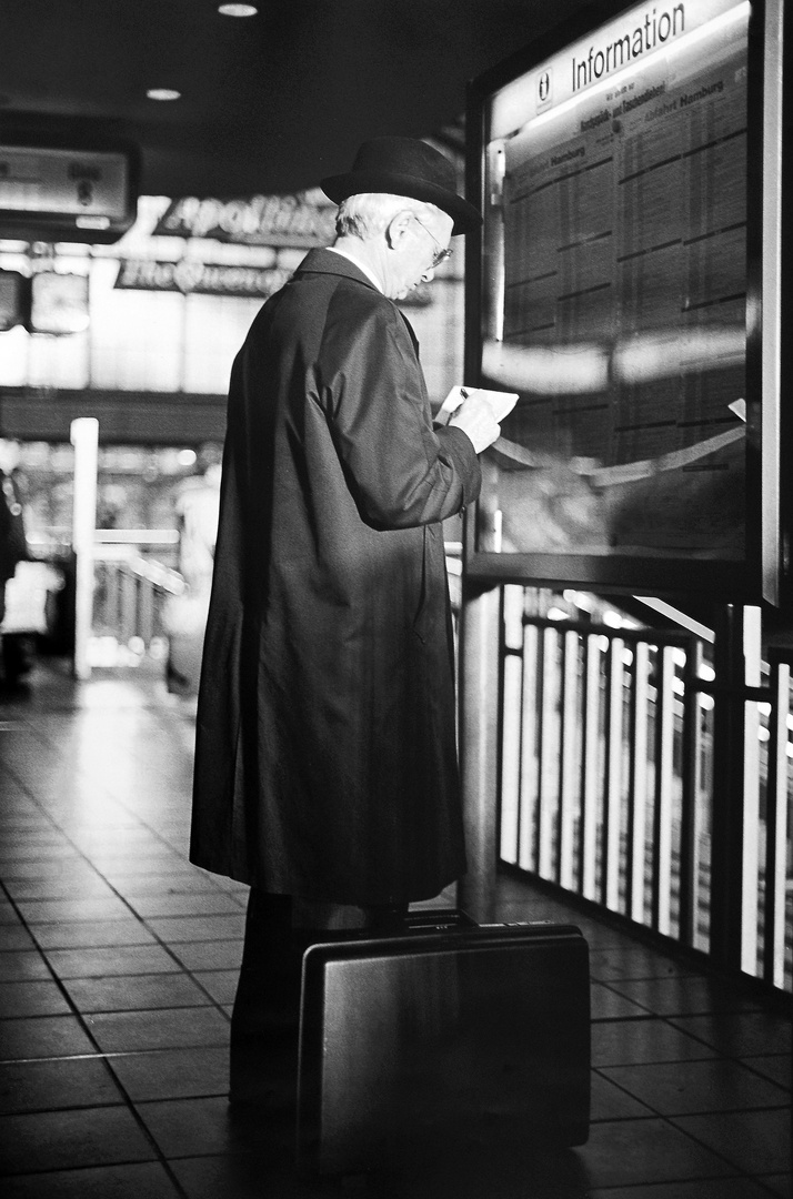 Alter Mann im Bahnhof - Foto Michael B. Rehders - Hamburg 1996